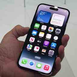 Apple stellt iPhone mit Bildschirm vor der sich nicht einfach