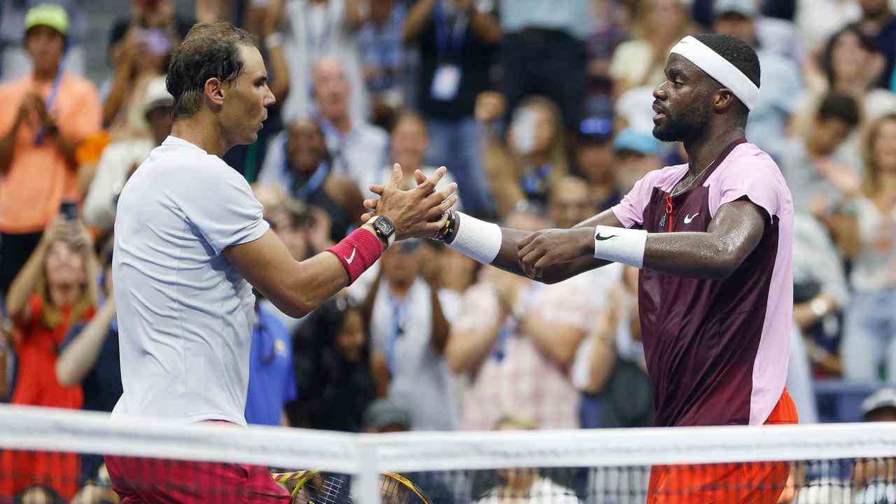 Rafael Nadal gratuliert Frances Tiafoe zu seinem schönen Sieg.