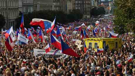 Der 70000 koepfige Protest in Prag zeigt was Europa bevorsteht —