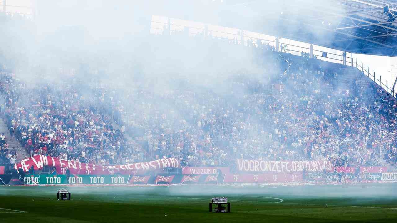 Beim FC Utrecht-Ajax wurde vom heimischen Publikum eine Feuerwerksbombe geworfen.  Der Täter wurde inzwischen festgenommen.