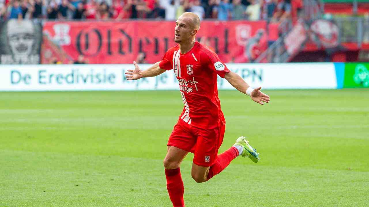 Václav Cerný ist mit zwei Toren der gefeierte Mann beim FC Twente.