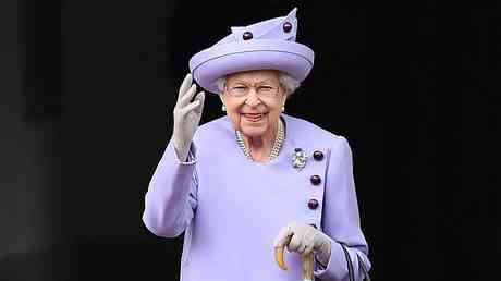 Die britische Koenigin Elizabeth II unter „medizinischer Aufsicht — World