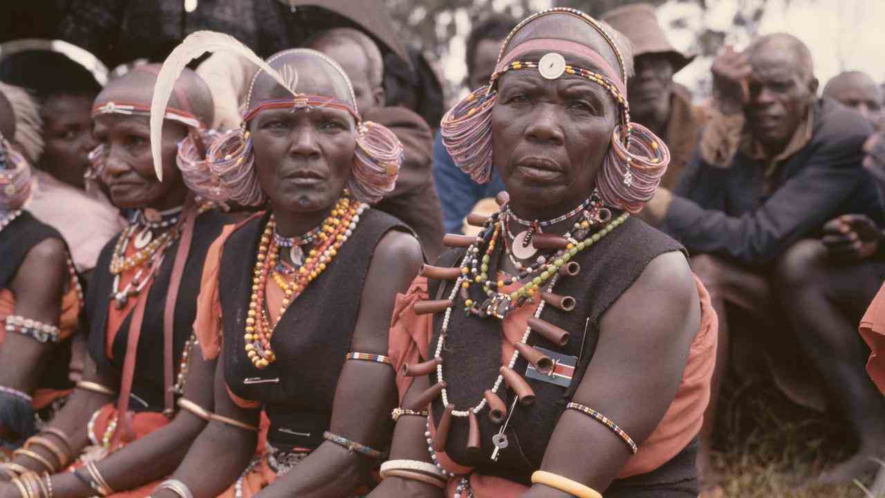 Mitglieder des kenianischen Kikuyu-Volkes im Jahr 1963. Die Kikuyu nahmen am Mau-Mau-Aufstand teil.