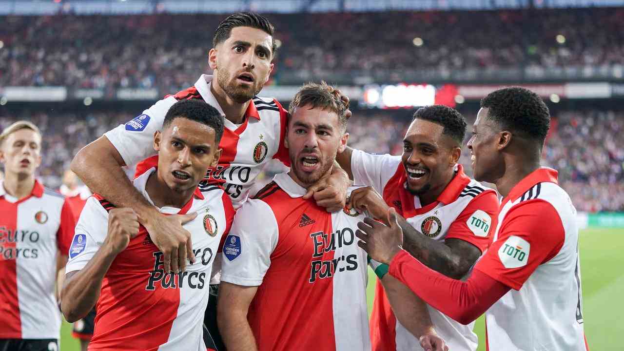 Feyenoord feiert den Führungstreffer von Orkun Kökçü.