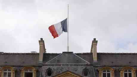 Franzoesische Buergermeister weigern sich Flaggen fuer Queen zu senken —