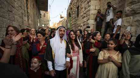 Israel befiehlt Auslaendern ihre Verliebtheit in Palaestinenser zu melden —