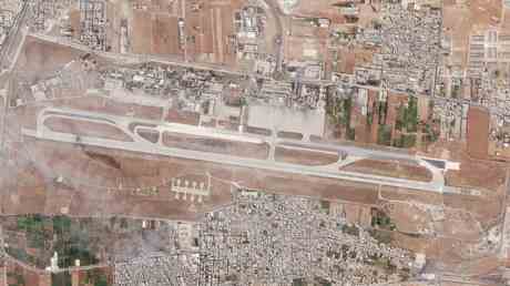 Israel fuehrt einen neuen Angriff auf den Flughafen von Aleppo