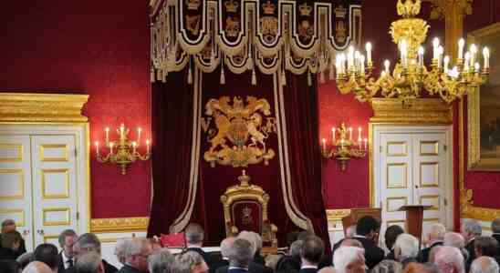 Karl III wird nach Unterzeichnung der Proklamation offiziell zum Koenig