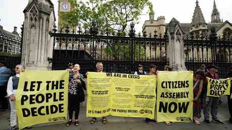 Klimaaktivisten kleben sich im Parlament mit Sekundenkleber — World