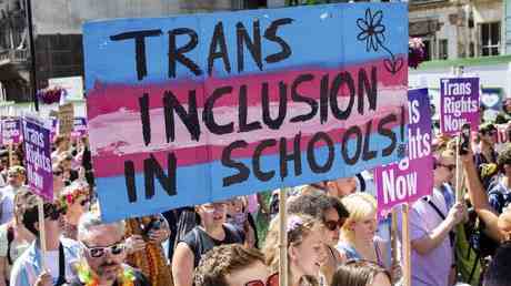 Lehrer inhaftiert nachdem er die Pronomen von Transschuelern abgelehnt hat