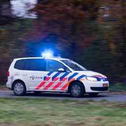 Mindestens fuenfzehn Polizeiautos jagen ein Auto auf der A2