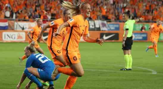 Orangefarbene Frauen schnappen sich in der heissen Schlussphase gegen Island