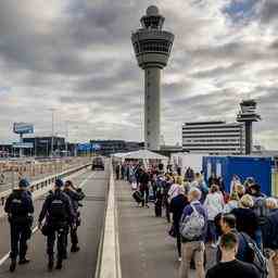 Reisende stehen wieder draussen in der Schlange auf Schiphol