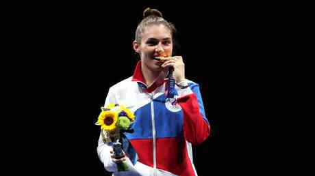 Russische Olympiakoenigin laesst sich scheiden nachdem Ehemann in die USA