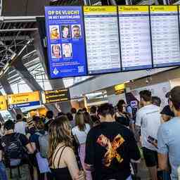 Schiphol fordert Fluggesellschaften erneut auf Fluege wegen Menschenmassen zu stornieren