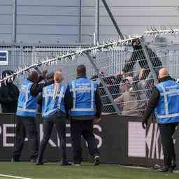 Steward durch gewalttaetige Fussballfans nach Spiel des FC Den Bosch