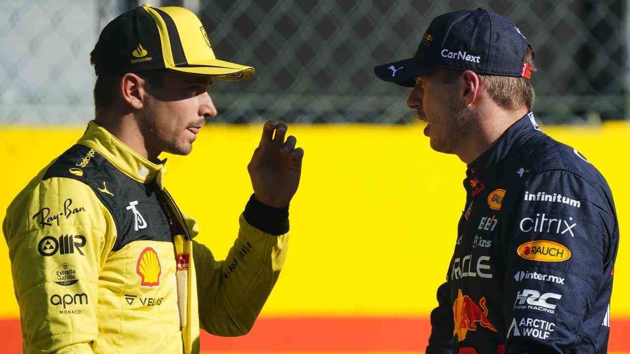 Verstappen spricht mit Polesitter Leclerc.