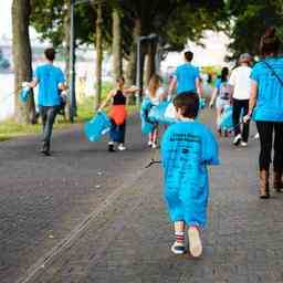 Von Reifen bis Lehrbuecher Tausende Freiwillige entfernen Plastik von Maas