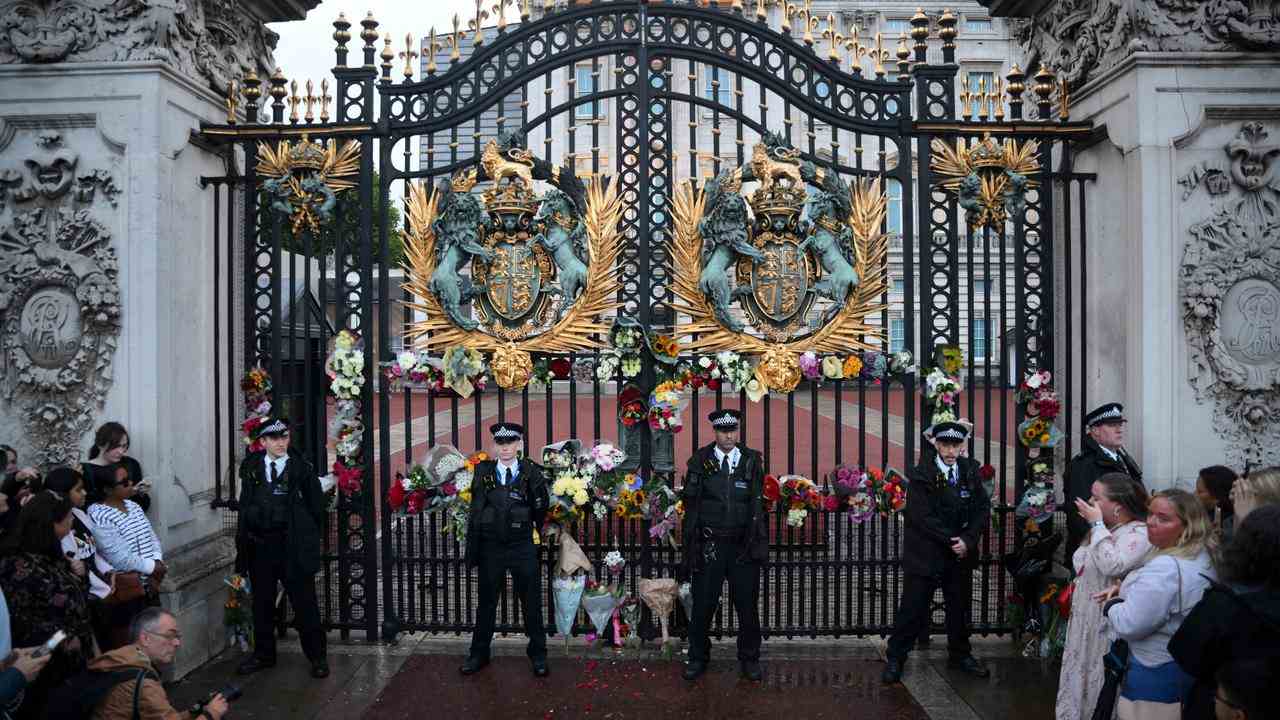 Nach dem Tod von Queen Elizabeth kamen viele Menschen, um Blumen im Buckingham Palace niederzulegen.