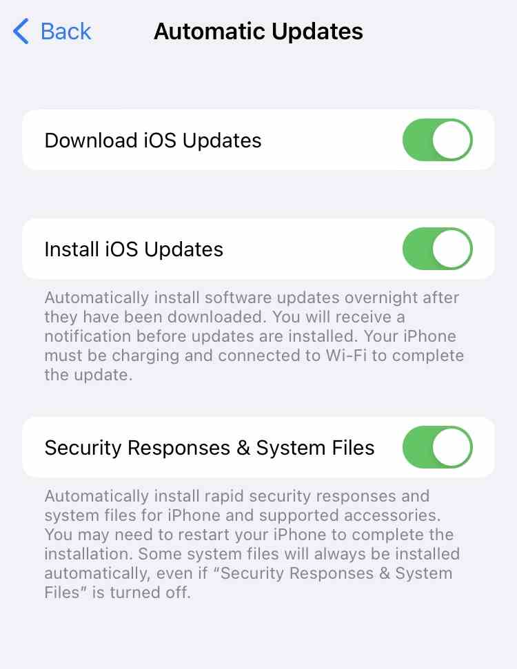 Ein Screenshot der automatischen Updates in iOS 16, der eine neue Einstellung zeigt, "Sicherheitsreaktionen und Systemdateien"