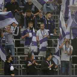 Anderlecht Duell wegen Fehlverhaltens von Fans erneut abgebrochen Fussball