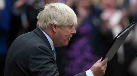 Boris Johnson zieht sich aus dem britischen Premierminister Wettbewerb zurueck —