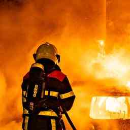 Firmenwagen in Tilburg in Brand gesteckt Fahrzeug komplett zerstoert