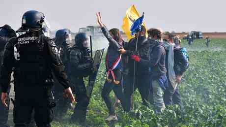 Franzoesische Demonstranten stossen wegen landwirtschaftlicher Wasseranlagen mit der Polizei zusammen