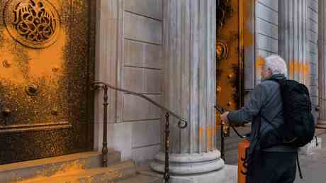 Gebaeude des MI5 und der Bank of England orange gestrichen