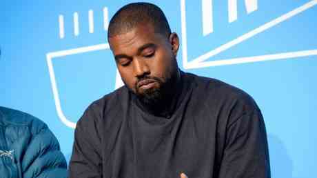 Kanye West wird aus dem Buero des Modeunternehmens Unterhaltung eskortiert