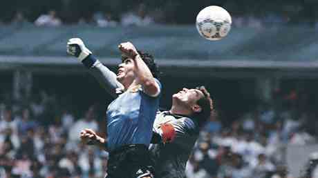 Maradona „Hand of God Ballset soll Millionen einbringen — Sport
