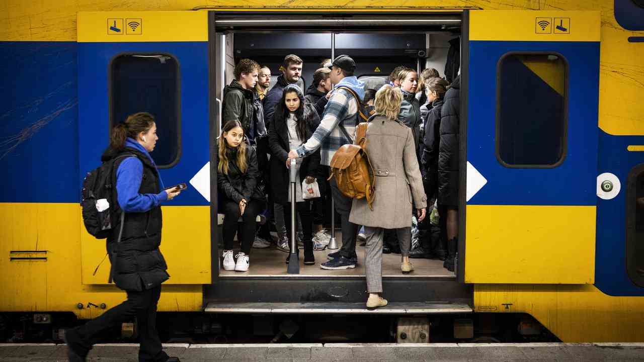 Reisende versuchen am 11. Oktober in der morgendlichen Hauptverkehrszeit am Utrechter Hauptbahnhof einen Sitzplatz in einem vollen Zug zu ergattern.