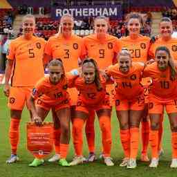 Orangefarbene Frauen treffen bei der Weltmeisterschaft im naechsten Jahr auf
