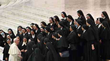 Priester und Nonnen schauen sich Pornos an – Papst —