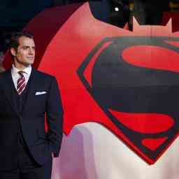 Schauspieler Henry Cavill kehrt offiziell als Superman zurueck Filme