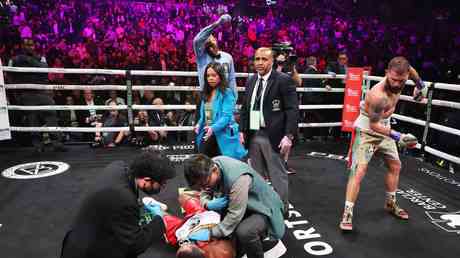 Schiedsrichter stoppt Boxer wegen provokativer KO Feier VIDEO — Sport