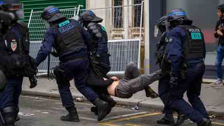 UHR Die Polizei geht gewaltsam gegen Lebenshaltungskosten Demonstranten vor — World