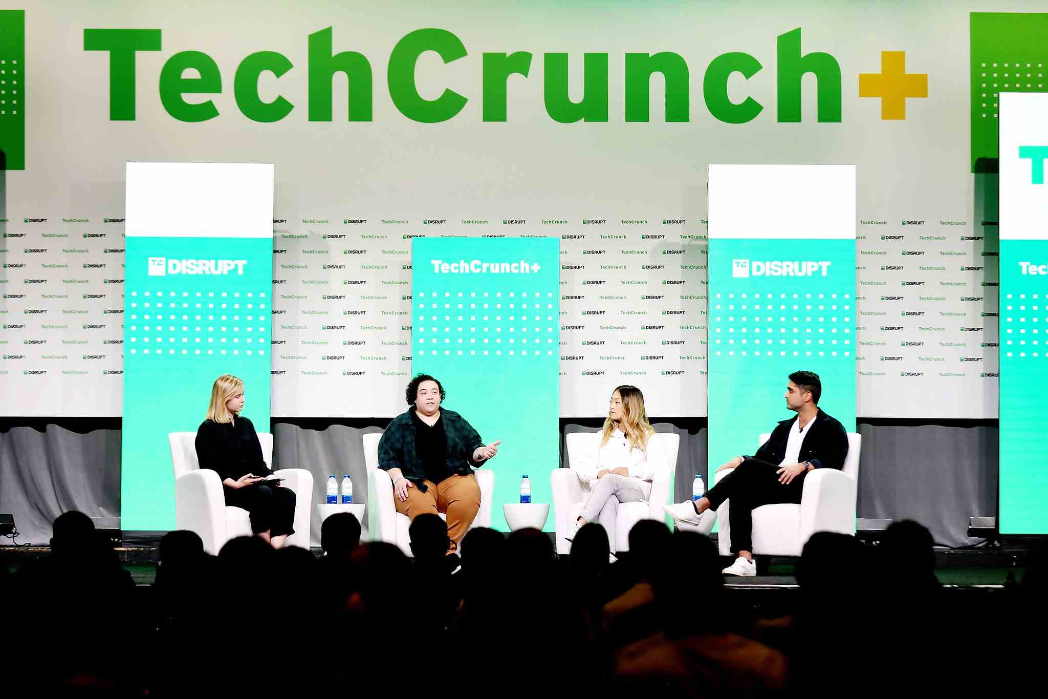 Rebecca Szkutak, leitende Autorin bei TechCrunch+;  Amanda DoAmaral, Mitbegründerin und CEO von Fiveable;  Sara Du, Mitbegründerin und CEO, Alloy Automation;  und Arman Hezarkhani, Gründer und CEO von Parthean, sprechen während der TechCrunch Disrupt 2022 auf der Bühne.