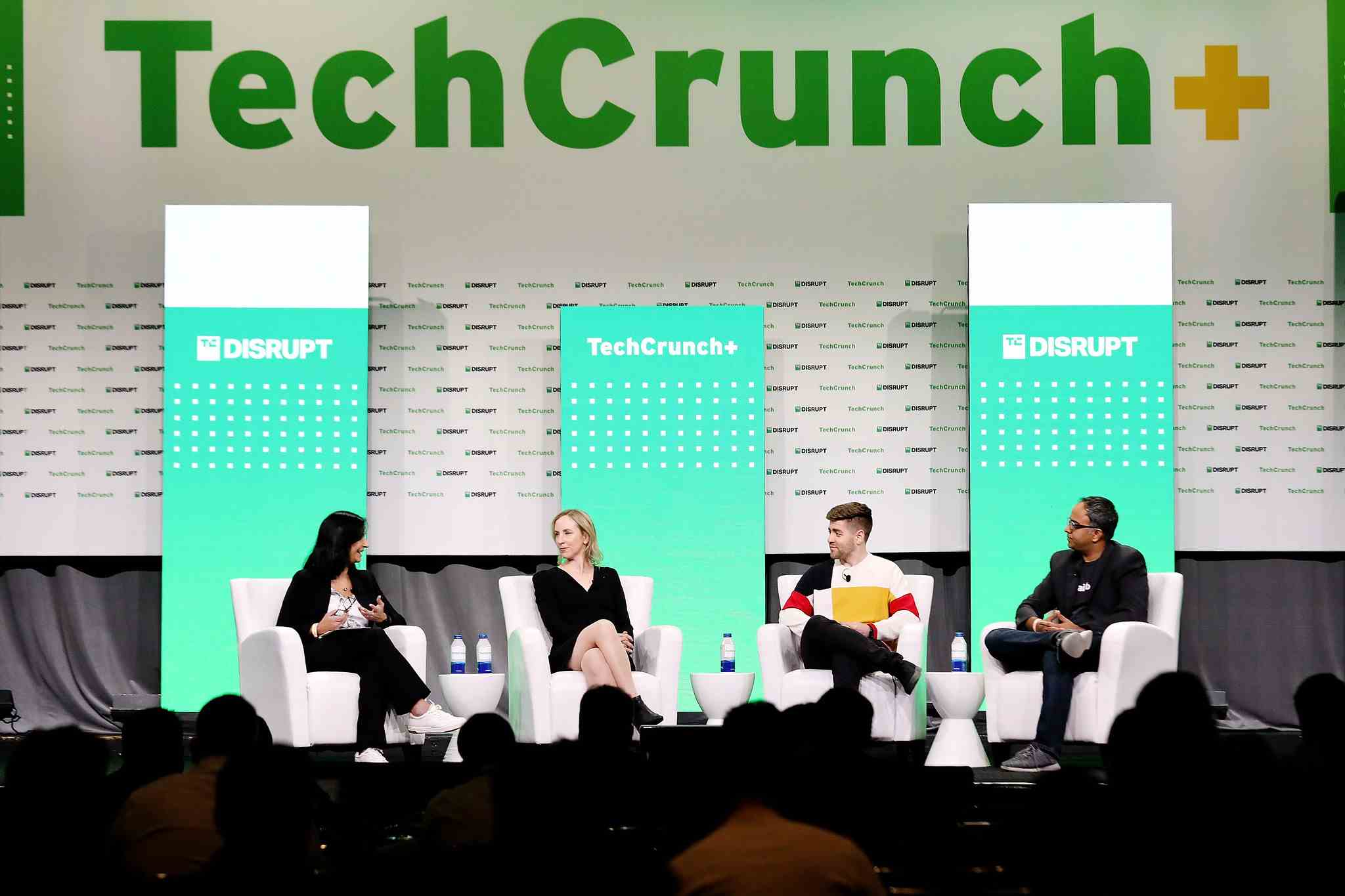 Mary Ann Azevedo von TechCrunch;  Ruth Foxe Blader, Partner bei Anthemis;  Eric Glyman, Mitbegründer und CEO von Ramp;  und Thejo Kote, Gründer und CEO von Airbase, sprechen während der TechCrunch Disrupt 2022 auf der Bühne.