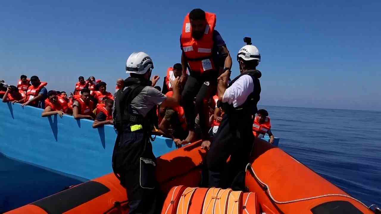 Beeld uit video: Organisatie onderschept honderden migranten op Middellandse Zee