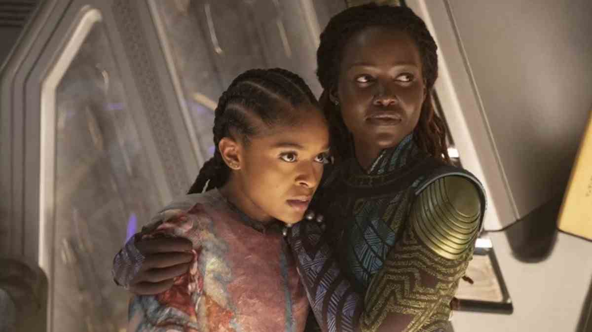 Black Panther: Wakanda Forever spiegelt das MCU-Wachstum wider, ein erwachsener Familienvater und eine Tochter, Mutter und Tochter Nakia Riri Williams