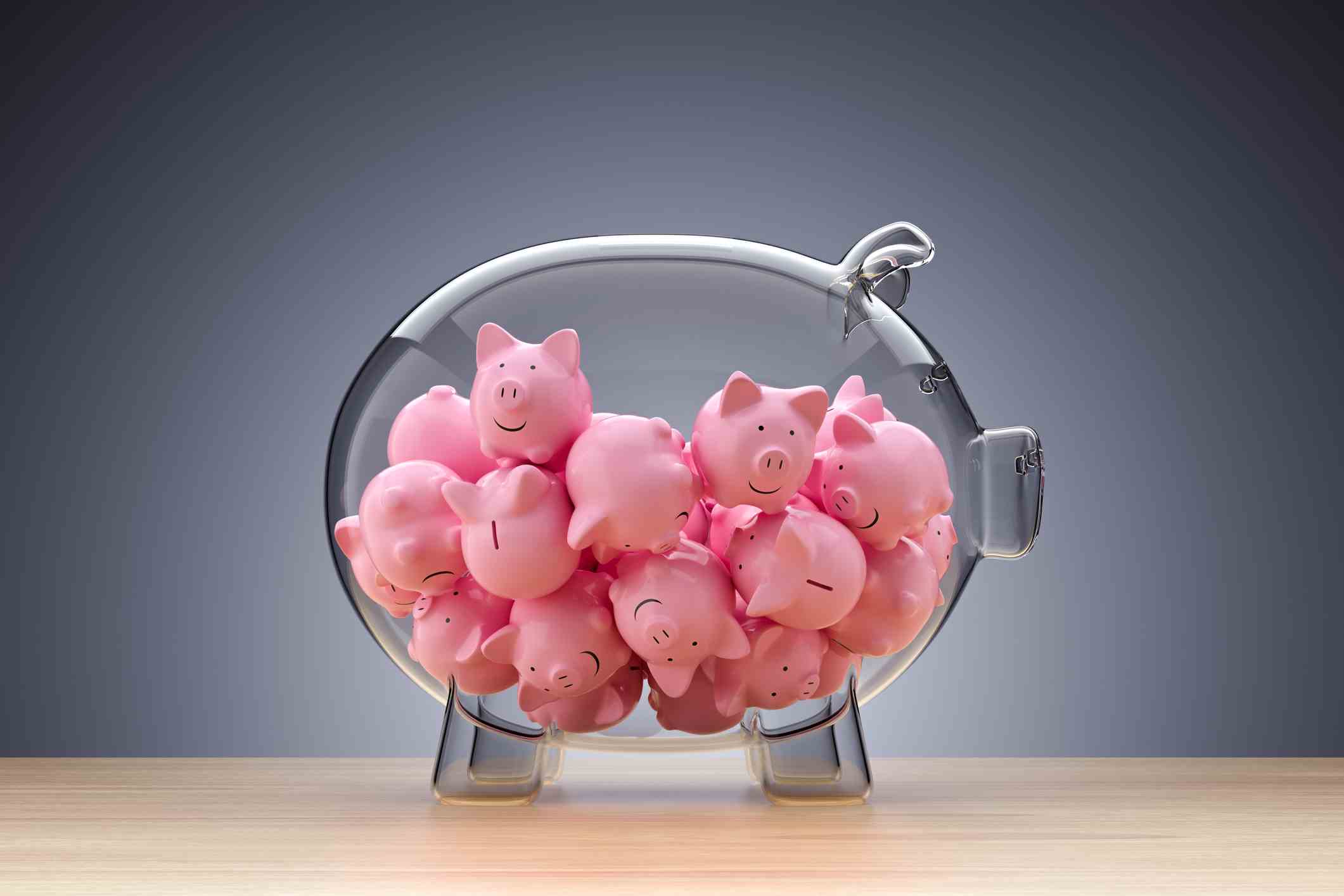 Sparschwein aus Glas gefüllt mit kleineren rosa Schweinchen