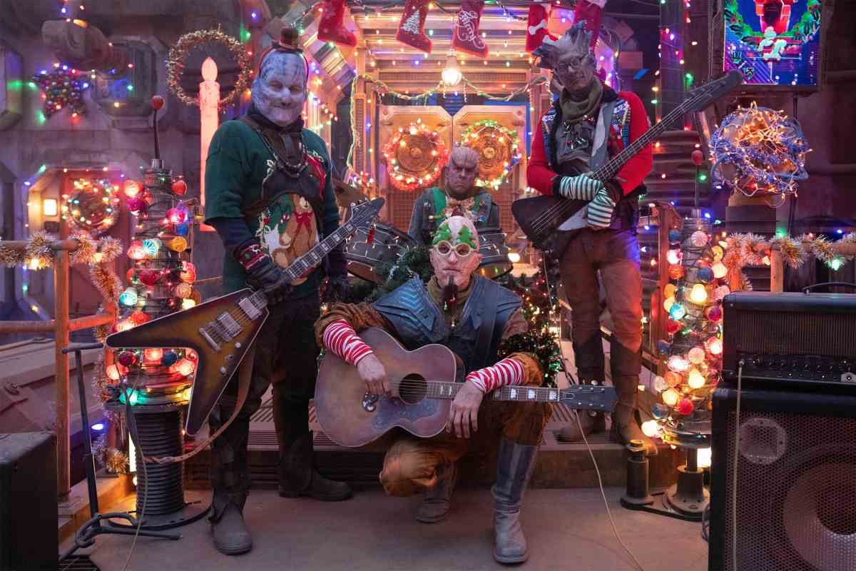 Kritik: Mit James Gunn, der Star Wars und Low-Budget-Tarif kanalisiert, ist The Guardians of the Galaxy Holiday Special ein bisschen billig und beschissen, aber lustig.