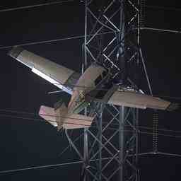 1669618929 Flugzeug verfaengt sich in Stromleitungen in der Naehe von Washington