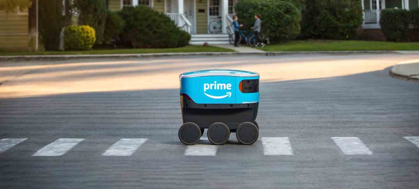 Ein autonomer Lieferroboter von Amazon Scout.