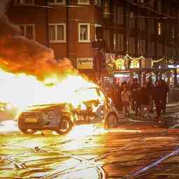 Ausschreitungen nach Marokkos WM Sieg Bereitschaftspolizei im Einsatz in Den Haag