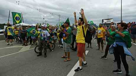 Auto pfluegt durch Pro Bolsonaro Demonstranten die Strasse blockieren VIDEO — World