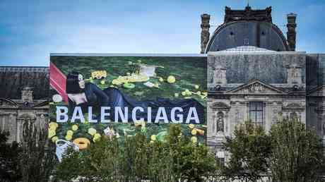 Balenciaga entschuldigt sich fuer Werbung mit kleinen Maedchen — Unterhaltung