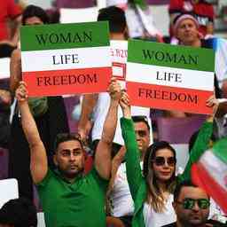 Befuerworter und Gegner des iranischen Regimes prallen beim WM Spiel aufeinander