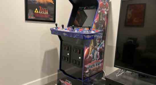 Das NFL Blitz Legends Cabinet von Arcade1Up ist ein knallharter